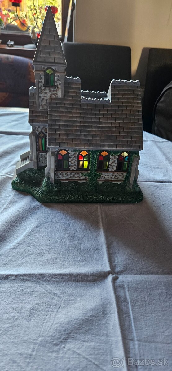 Dekoracny kostol so svieckou