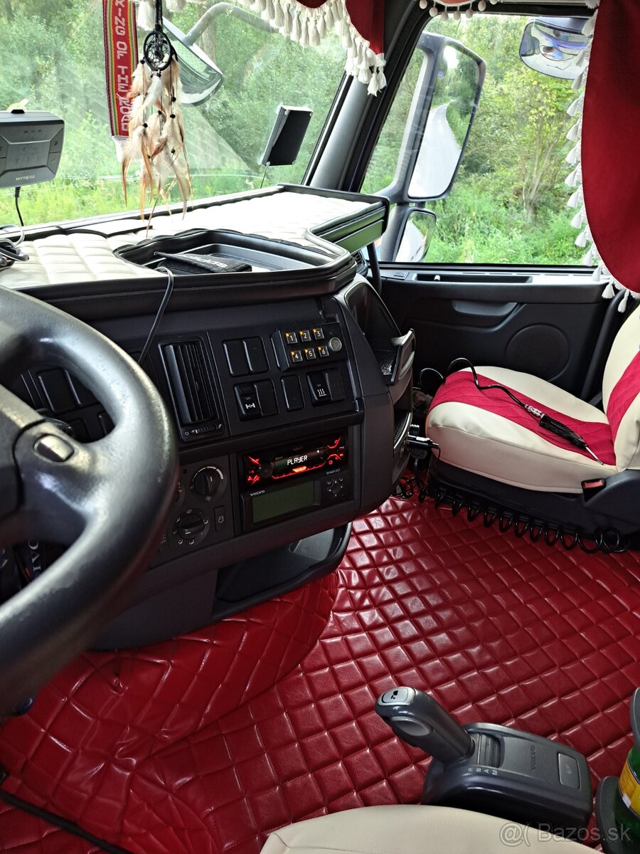 VOLVO  Koberec eko-koža,stolík eko-koža