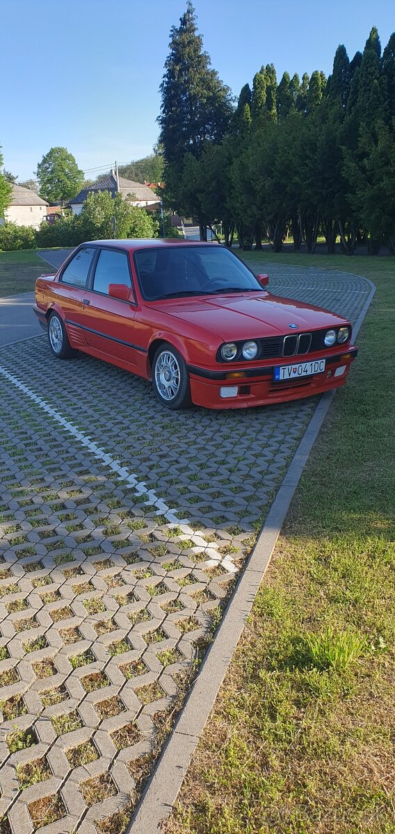 BMW E30 318 is coupe