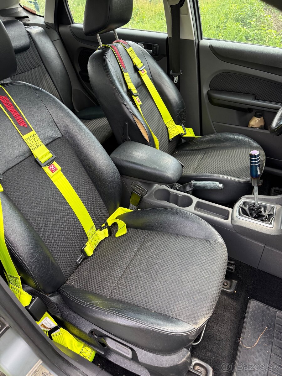 Ford focus mk2 Sedacky interiér