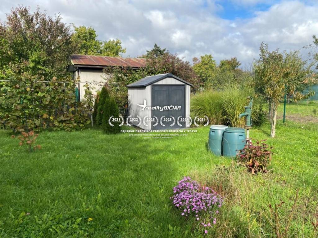 Ponúkame Vám na predaj slnečnú a udržiavanú záhradu