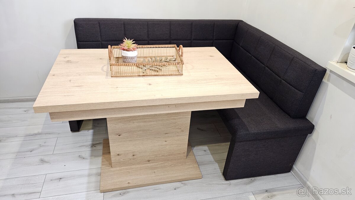 Rozkladací kuchynský stôl z masívu a rohová lavica