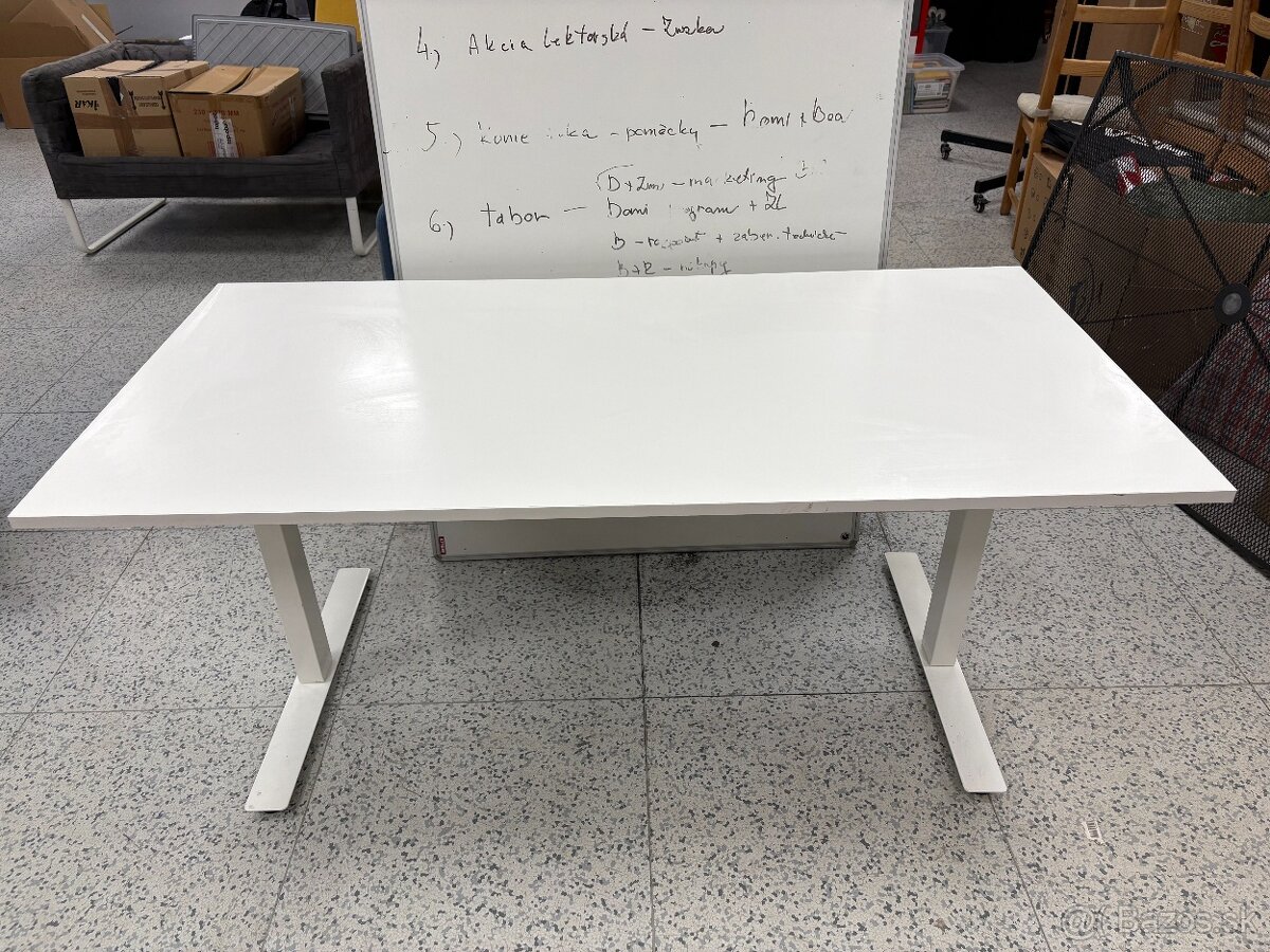 Dvíhací kancelársky stôl IKEA TROTTEN