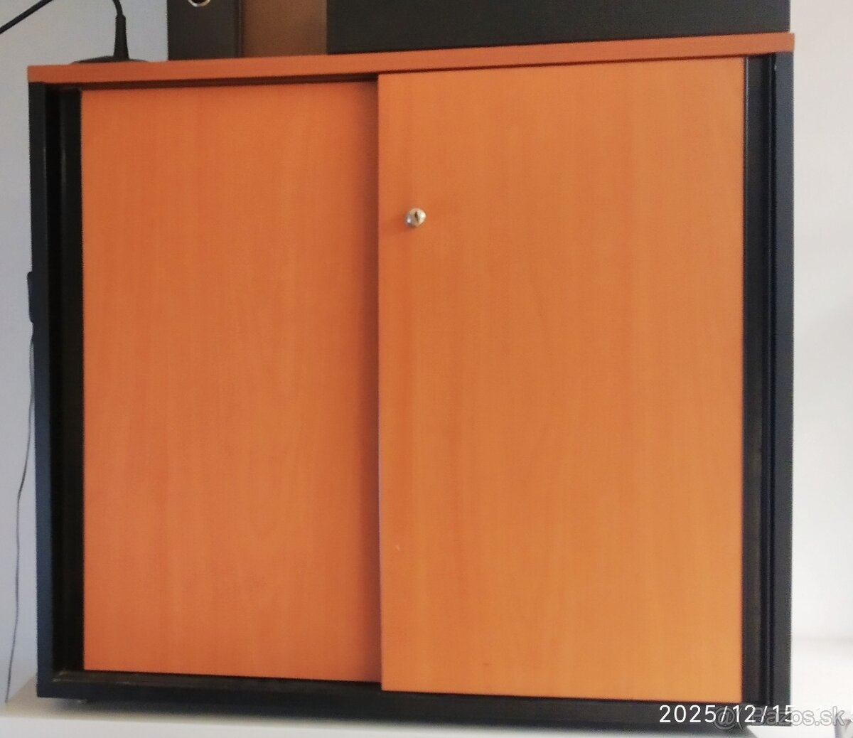 Skrinka na dokumenty s posuvnými dverami