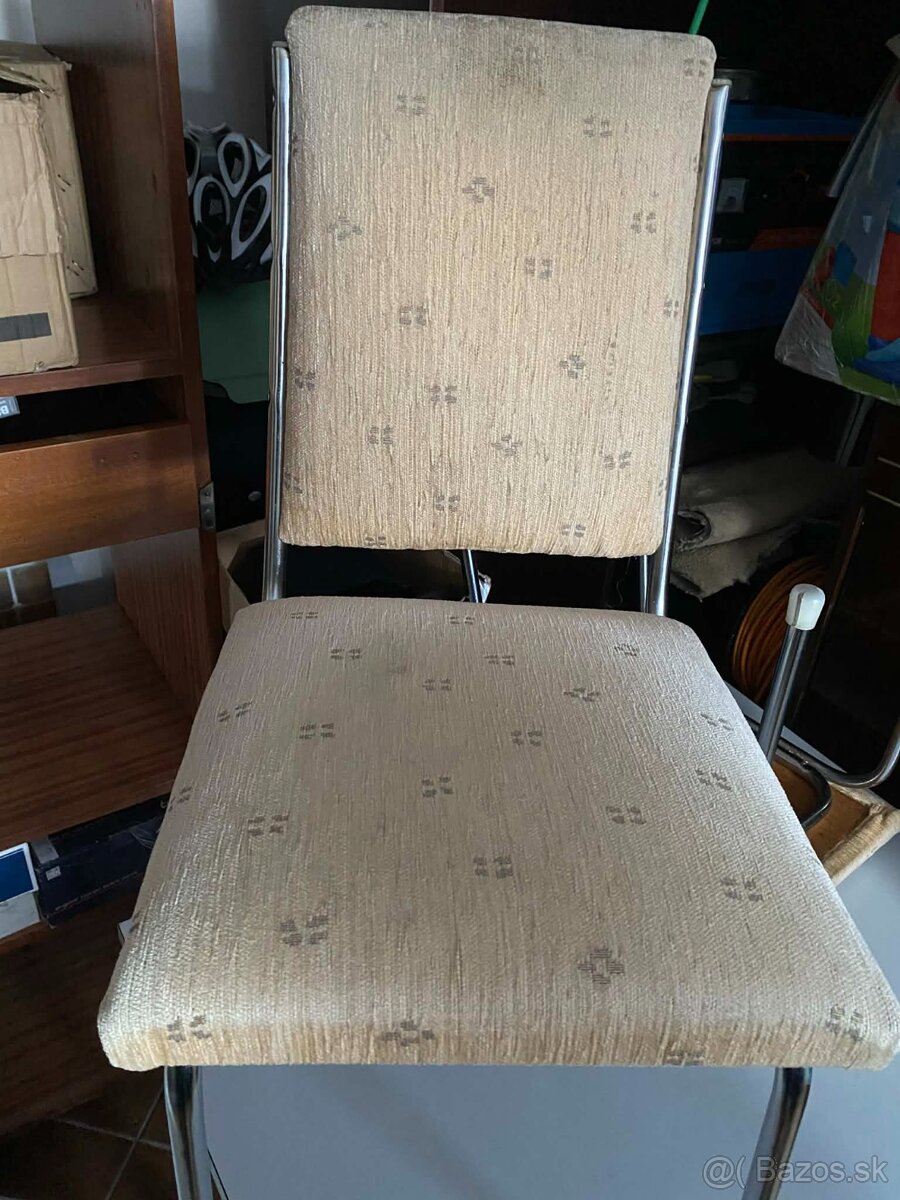 Stôl, stoličky, botník, matrac