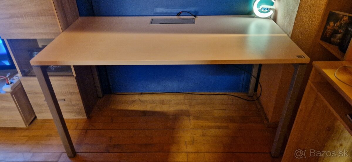 kancelársky stôl