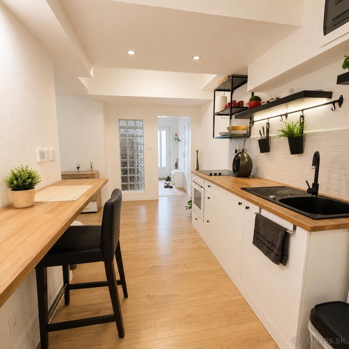 NA PREDAJ: 2i apartmán v srdci Donovál