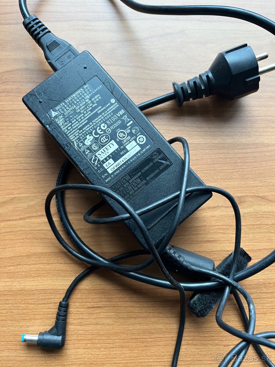 AC/DC adapter 19V 90W pre notebook