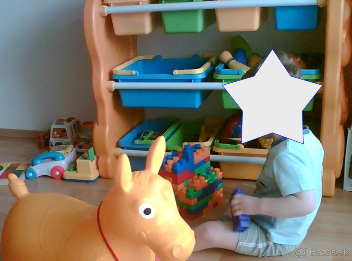Regálik na hračky