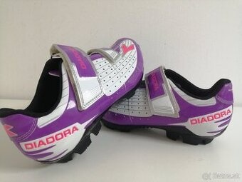 DIADORA