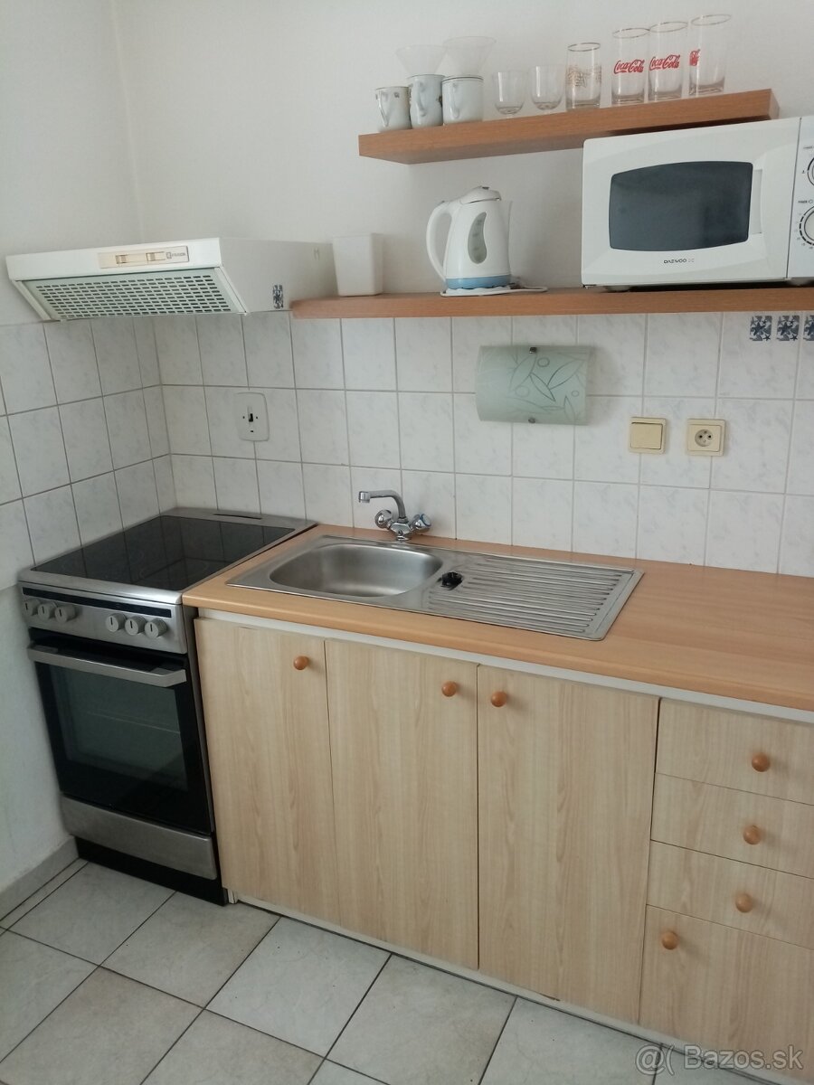Dám do prenájmu zariadený 1izbovy byt trstená západ