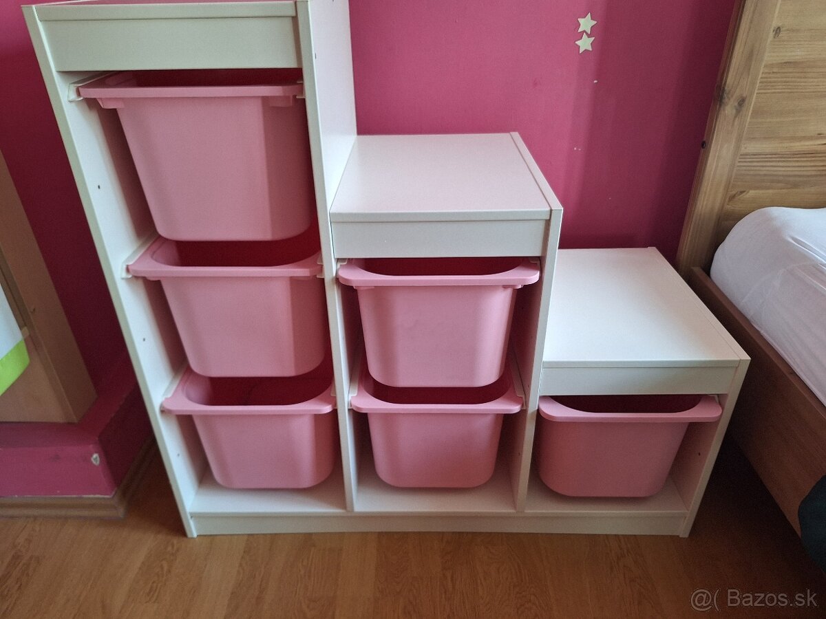 IKEA uložená polica a boxami