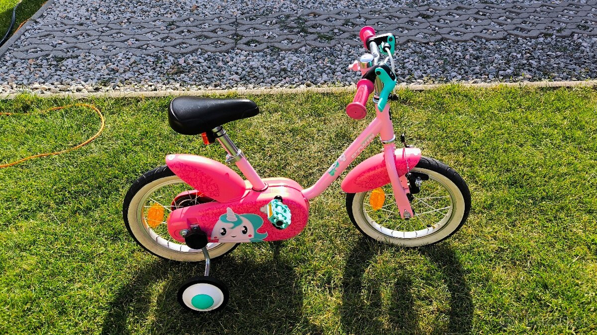 Detský bicykel s pomocnými kolieskami
