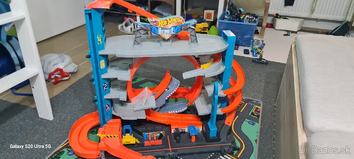 HOT WHEELS ULTIMATE GARAGE