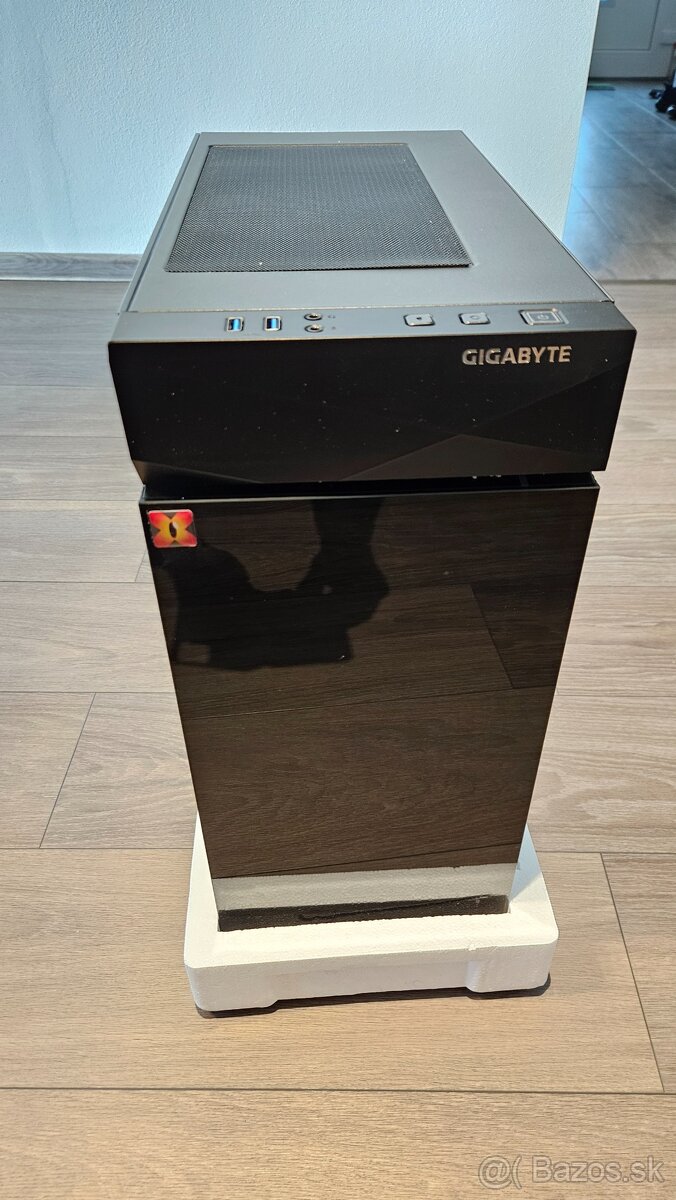 Skrinka ATX Mid Gigabyte C200 Glass