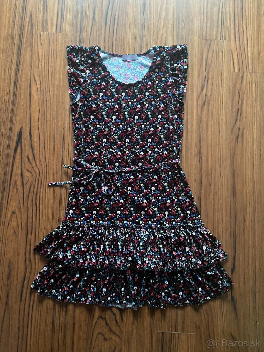 Zamatové kvetované šaty