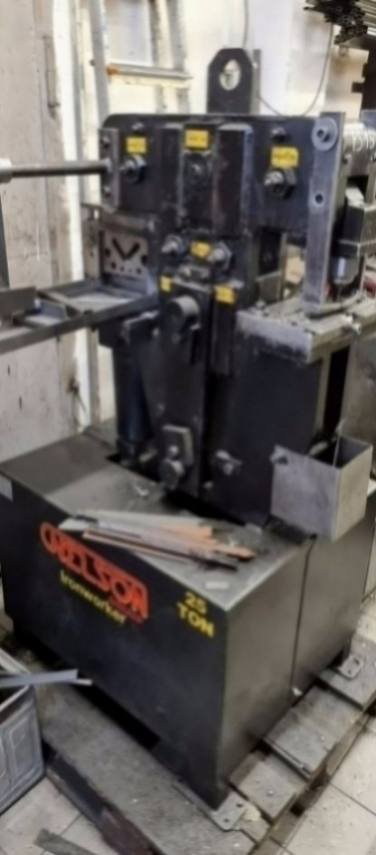 Hydraulický kombinovaný stroj 25 t Nelson použitý