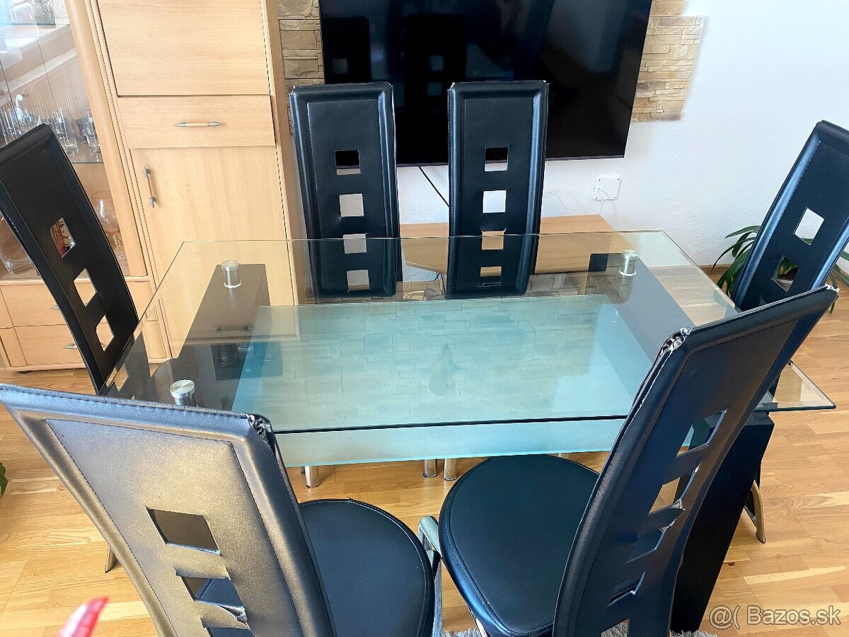 Jedalensky stol o stolickami