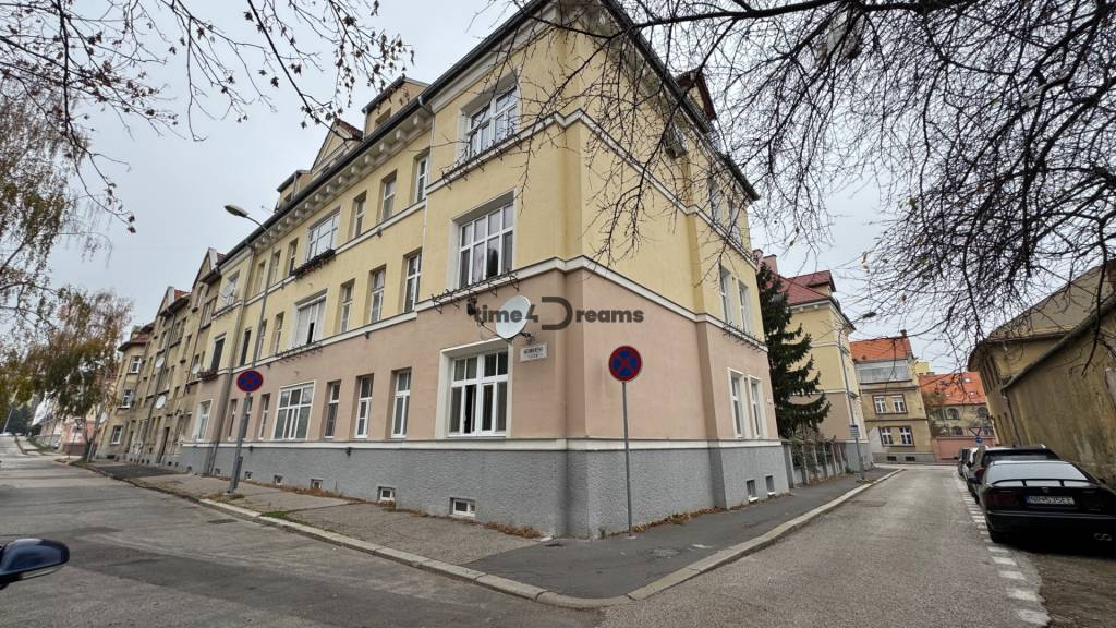 NA PREDAJ 2 izbový byt v historickej bytovke v centre NITRY