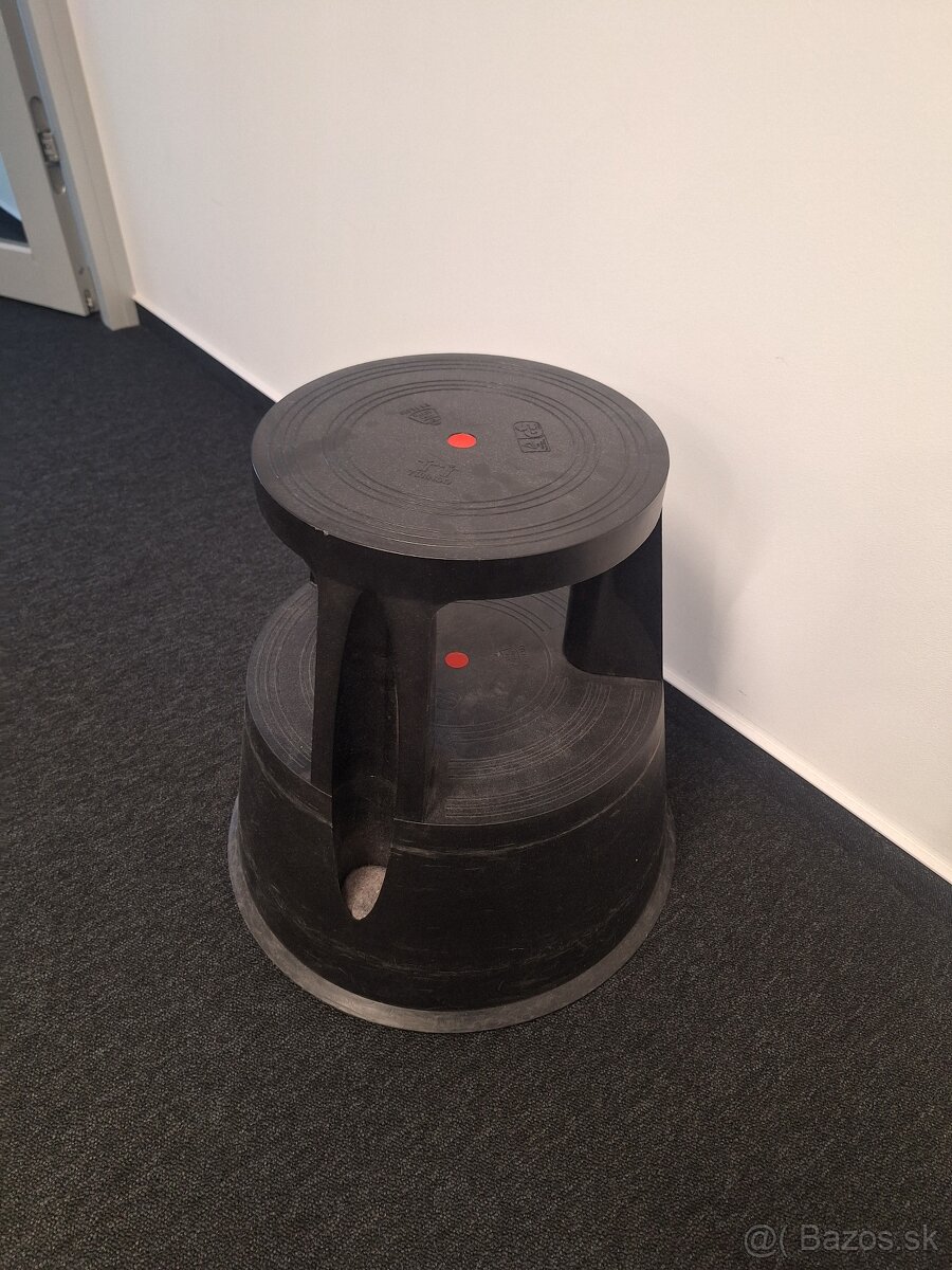 Plastový stupienok na kolieskach – položka 22-24