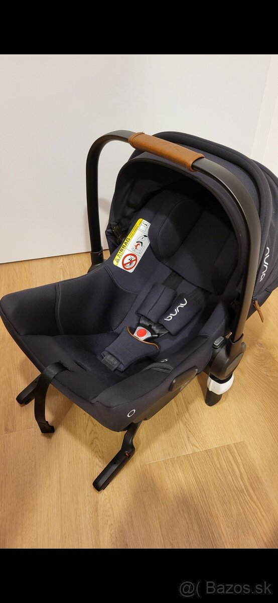 Praktická autosedačka Nuna PIPA™ URBN - Čierna