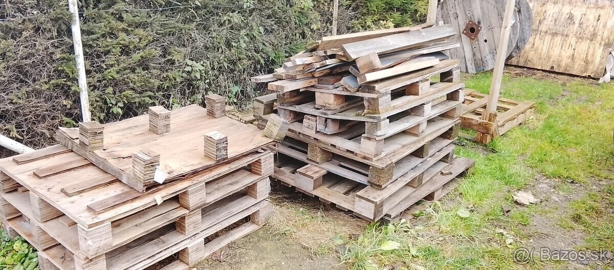 PONÚKAM NA PREDAJ DREVO S PALIET NA PALENIE.
