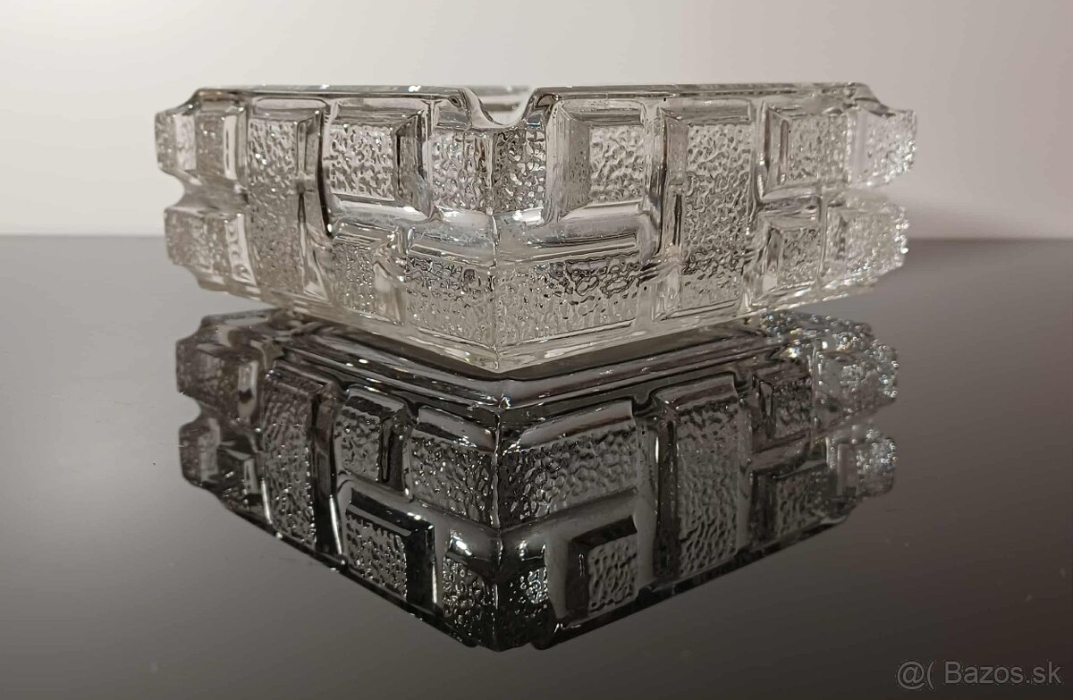 Popolník panelák s nápisom ČSA