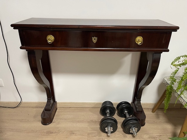 šelakový konzolný stolík