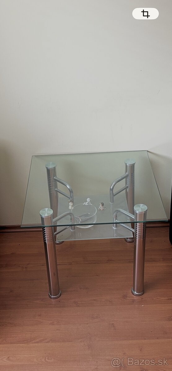 Sklenený stôl
