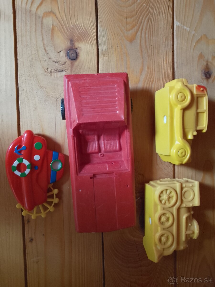 Staré autíčko, gumený vláčik.