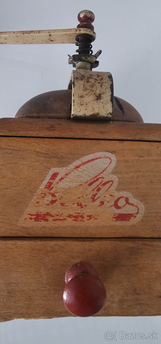 Starozitny mlyncek na kavu