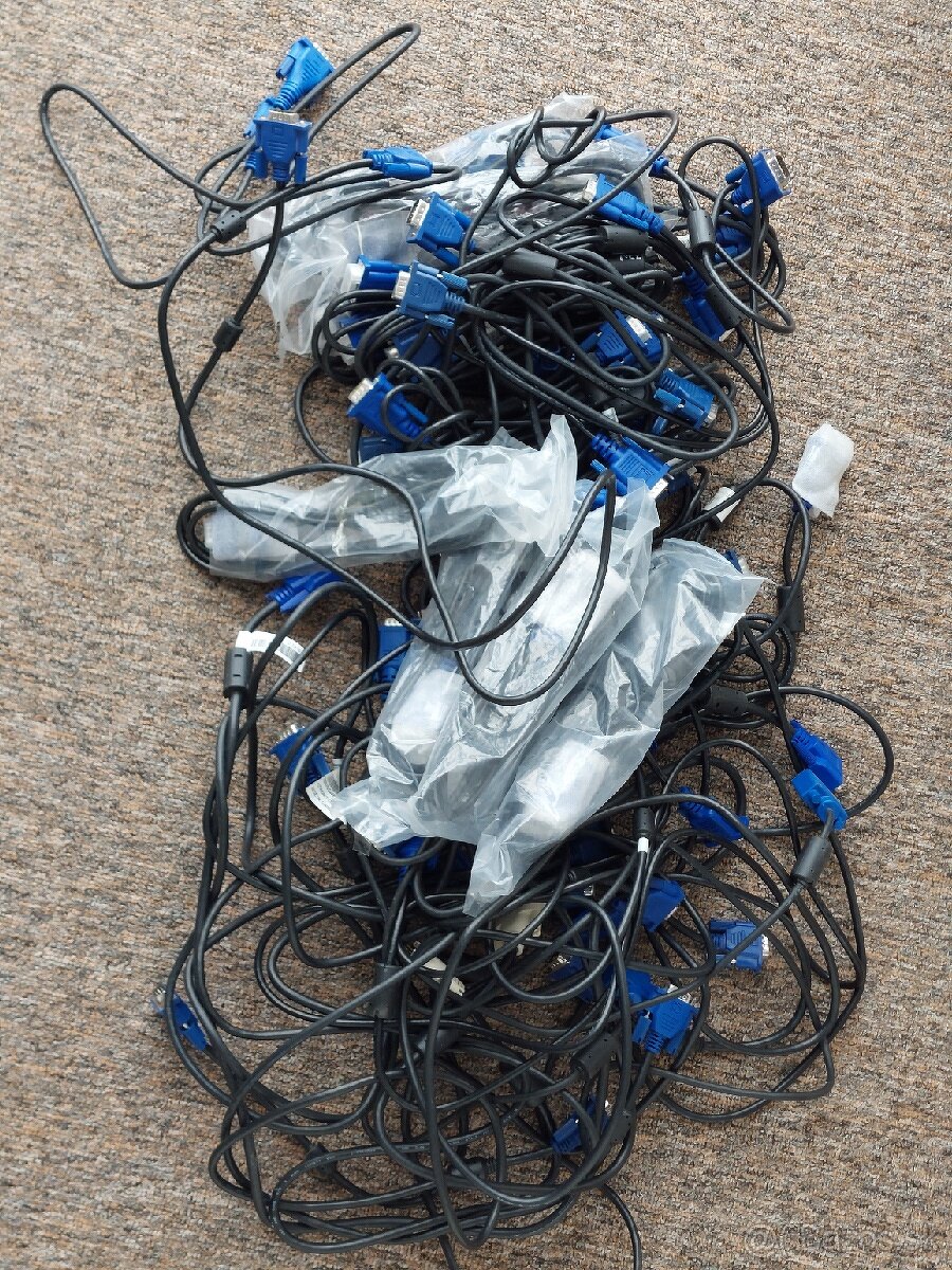 1 EURO ZA KUS VGA kábel samec do samec 1,5m