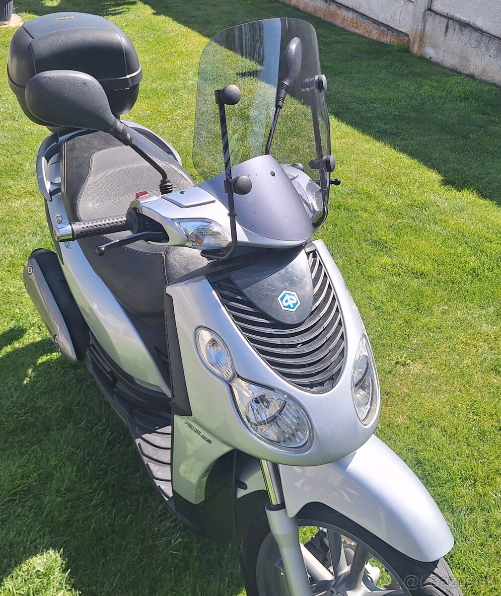 Predam maxiskuter Piaggio Carnaby 125 11kw rok 2011. Maximal