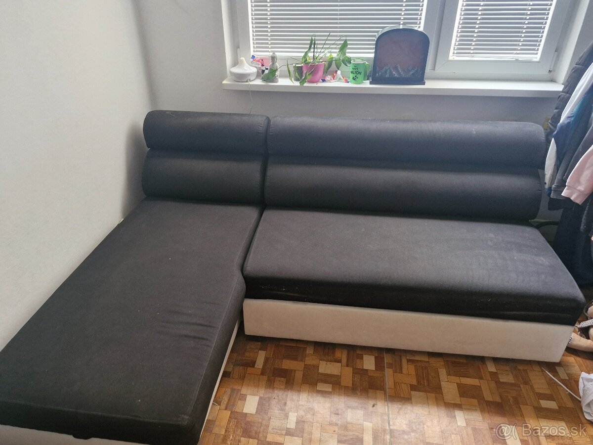 Rozkladací gauč s úložným priestorom