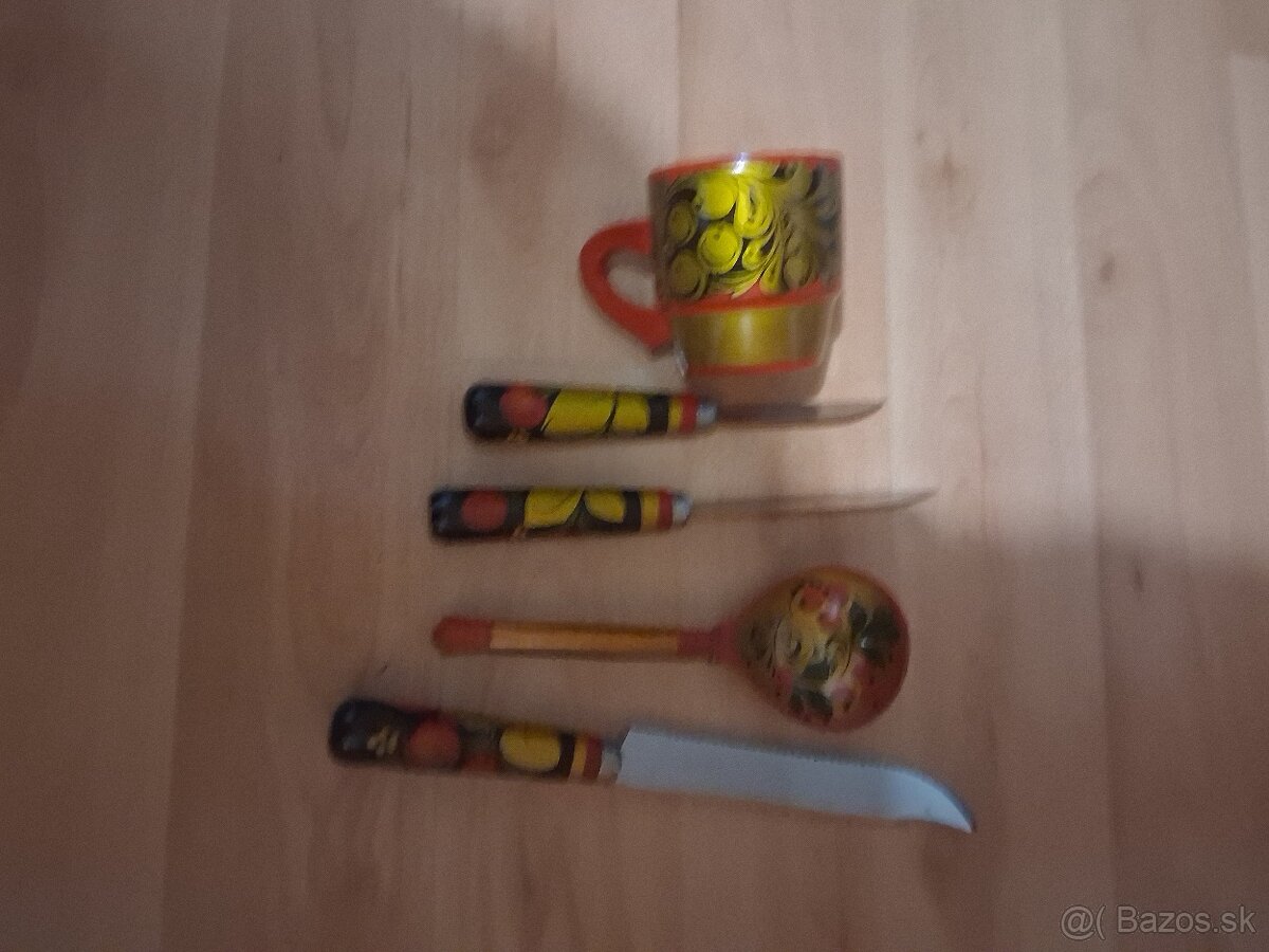 Rusky pribor s drevennymi ručkami