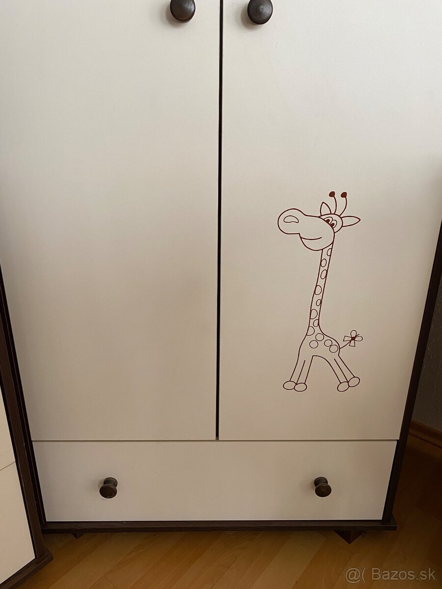 Prebaľovacia komoda a skriňa do detskej izby