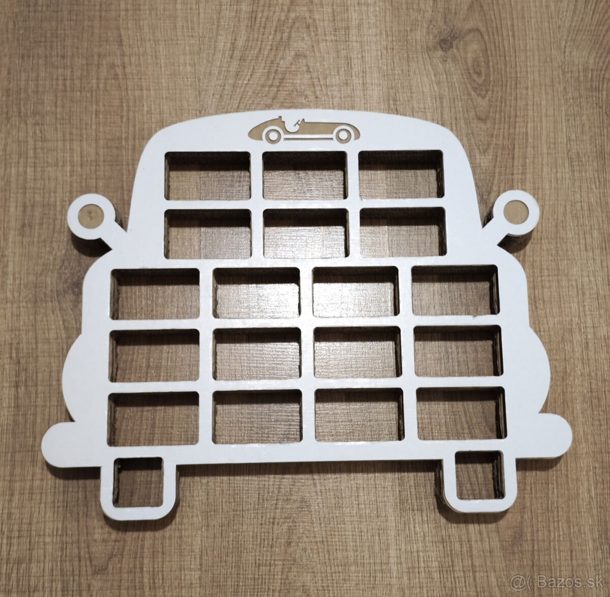 Kartónová autopolička na 20 autíčiek