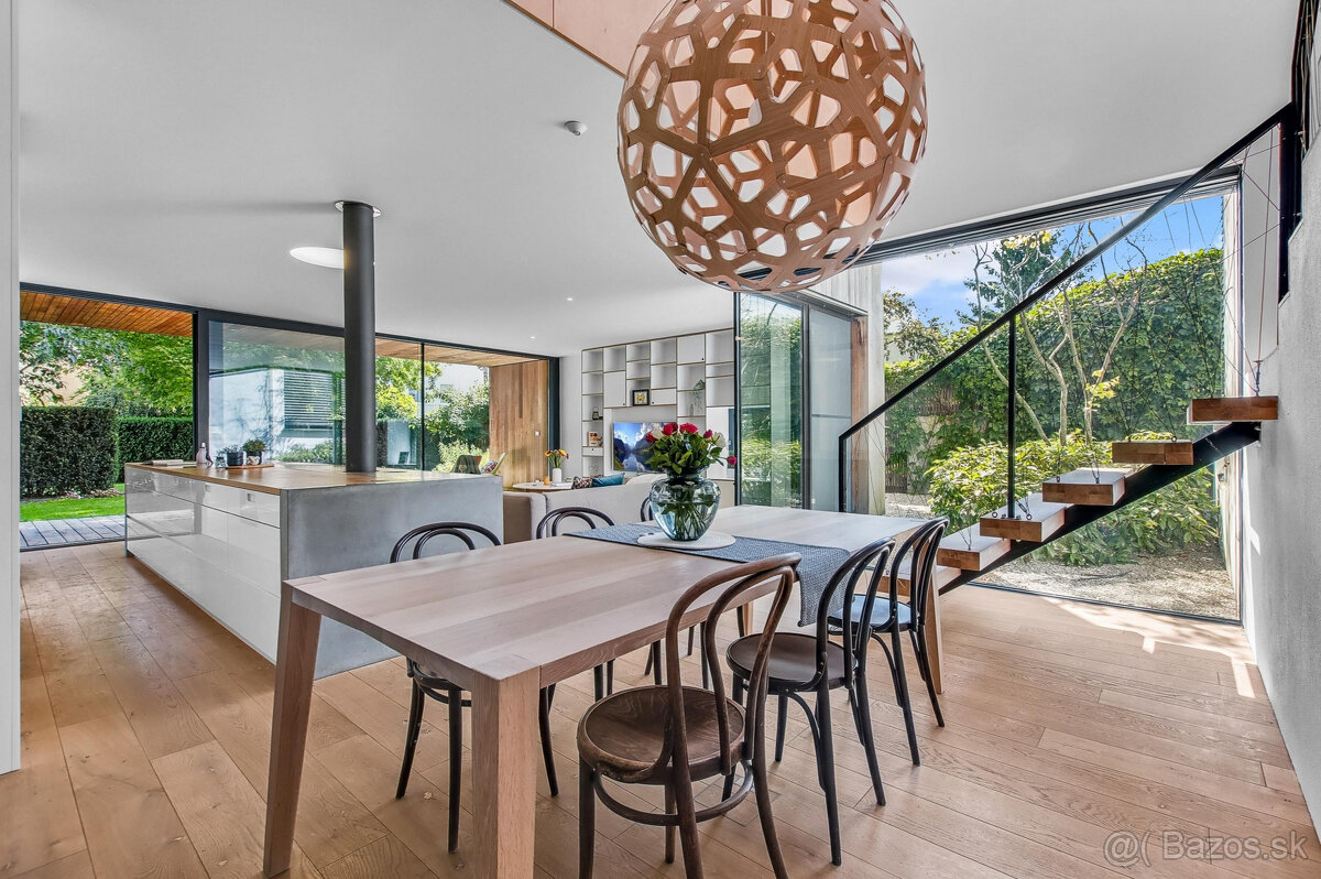 Moderný dom ukrytý za nenápadným vizuálom z ulice