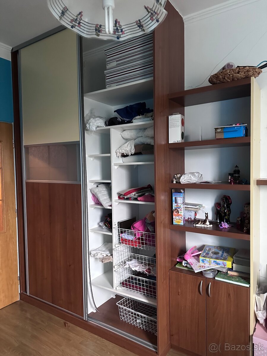 Skriňa značky Komandor čerešňa a vanilka