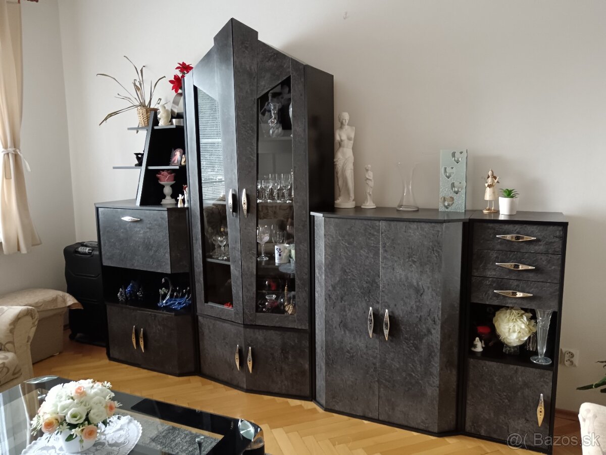 Čierna obývacia stena