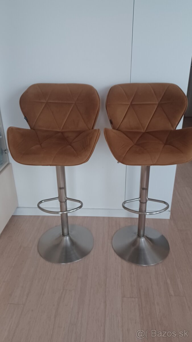Barové stoličky + stôl
