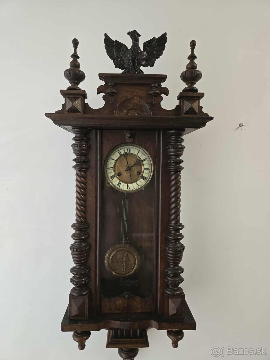 Starožitné drevené hodiny s melódiou