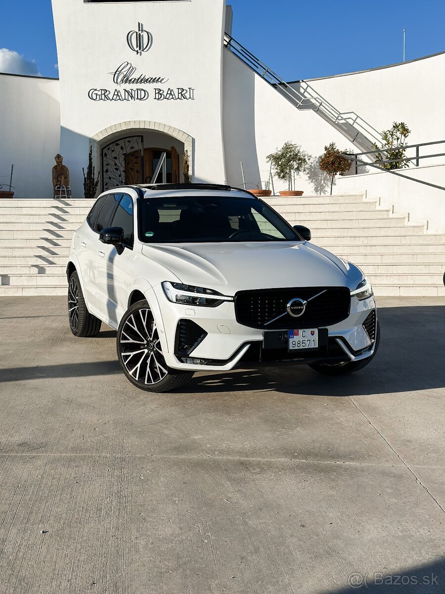 VOLVO XC60 B5 R-DESIGN