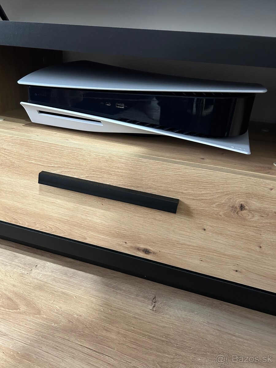 Playstation 5 s mechanikou 1 PS5 ovladac 1 PS4 ovladac