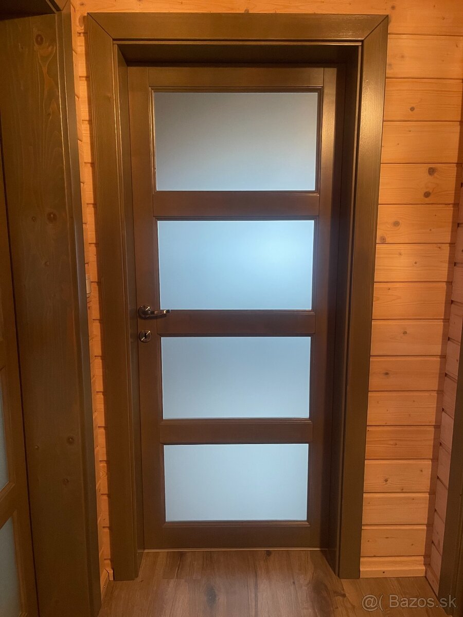 Sada interiérových dverí s výplňou z matného skla