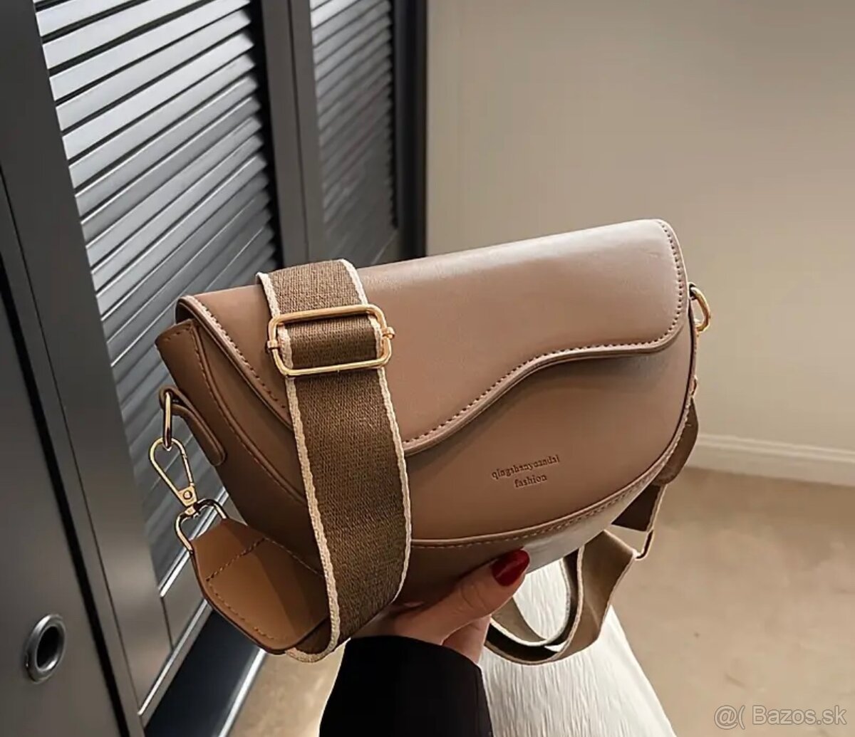 Kabelka typu saddle bag