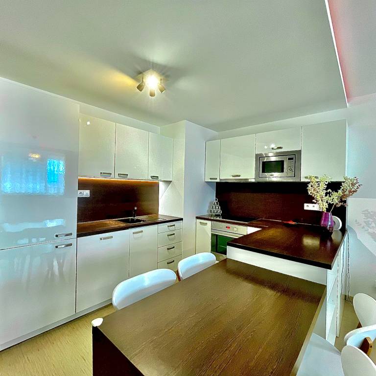 PRIESTRANNÝ 3-IZBOVÝ BYT NA PRENÁJOM — BRATISLAVA, Podzáhrad