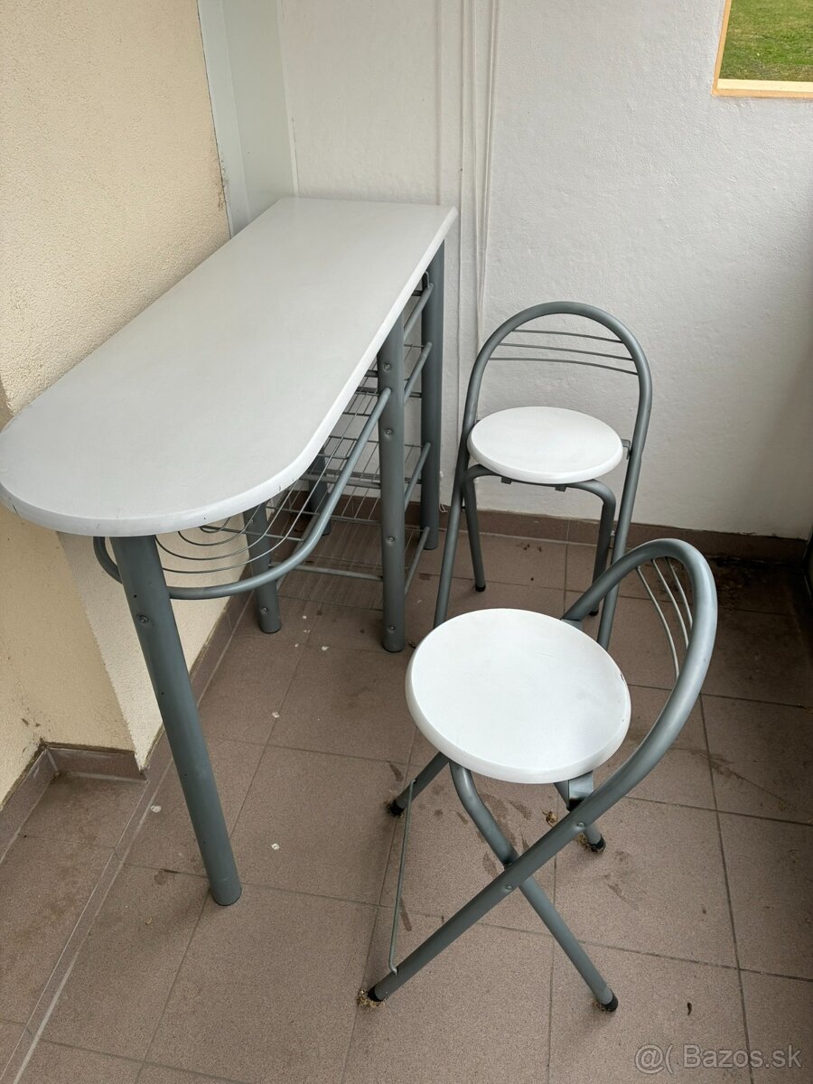 Barovy stolik so stolickami