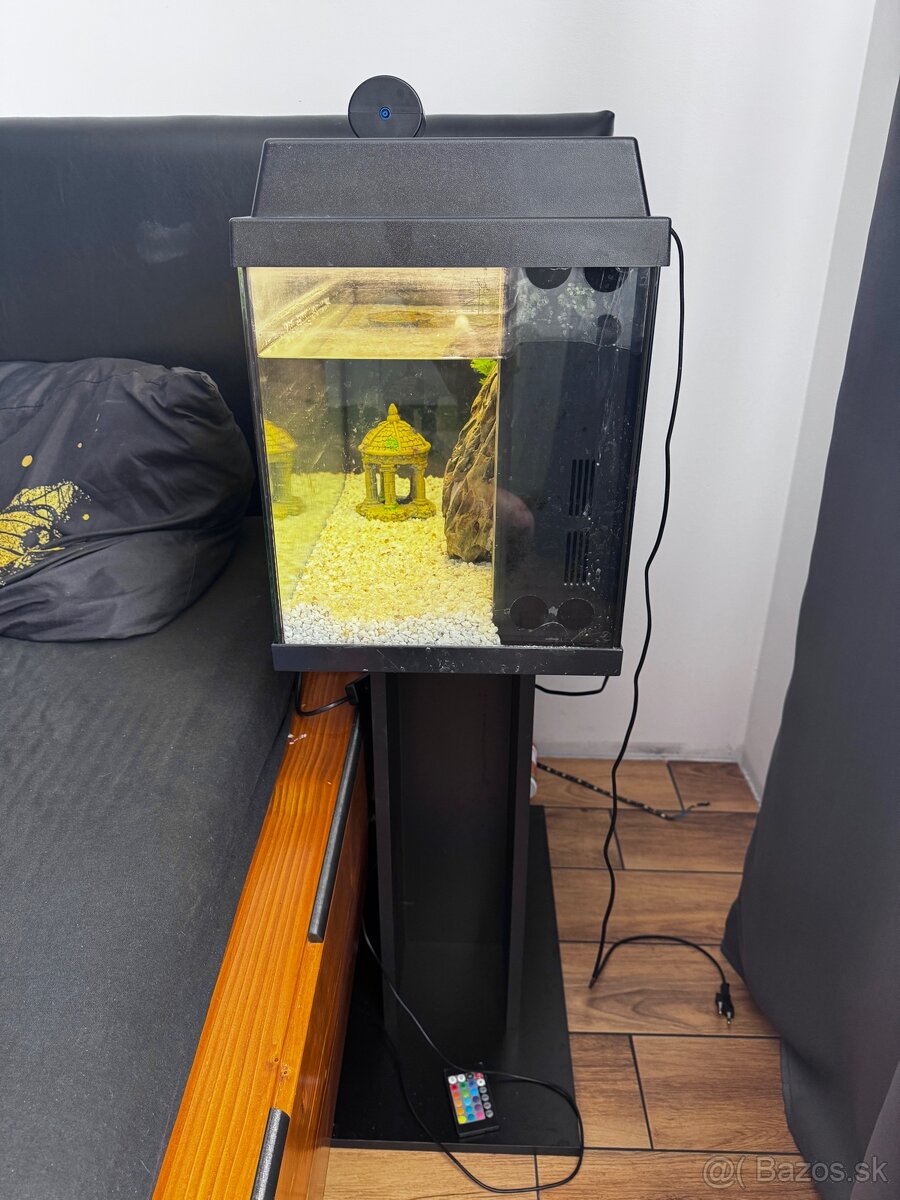 Akvarium s podstatvcom a krmitkom