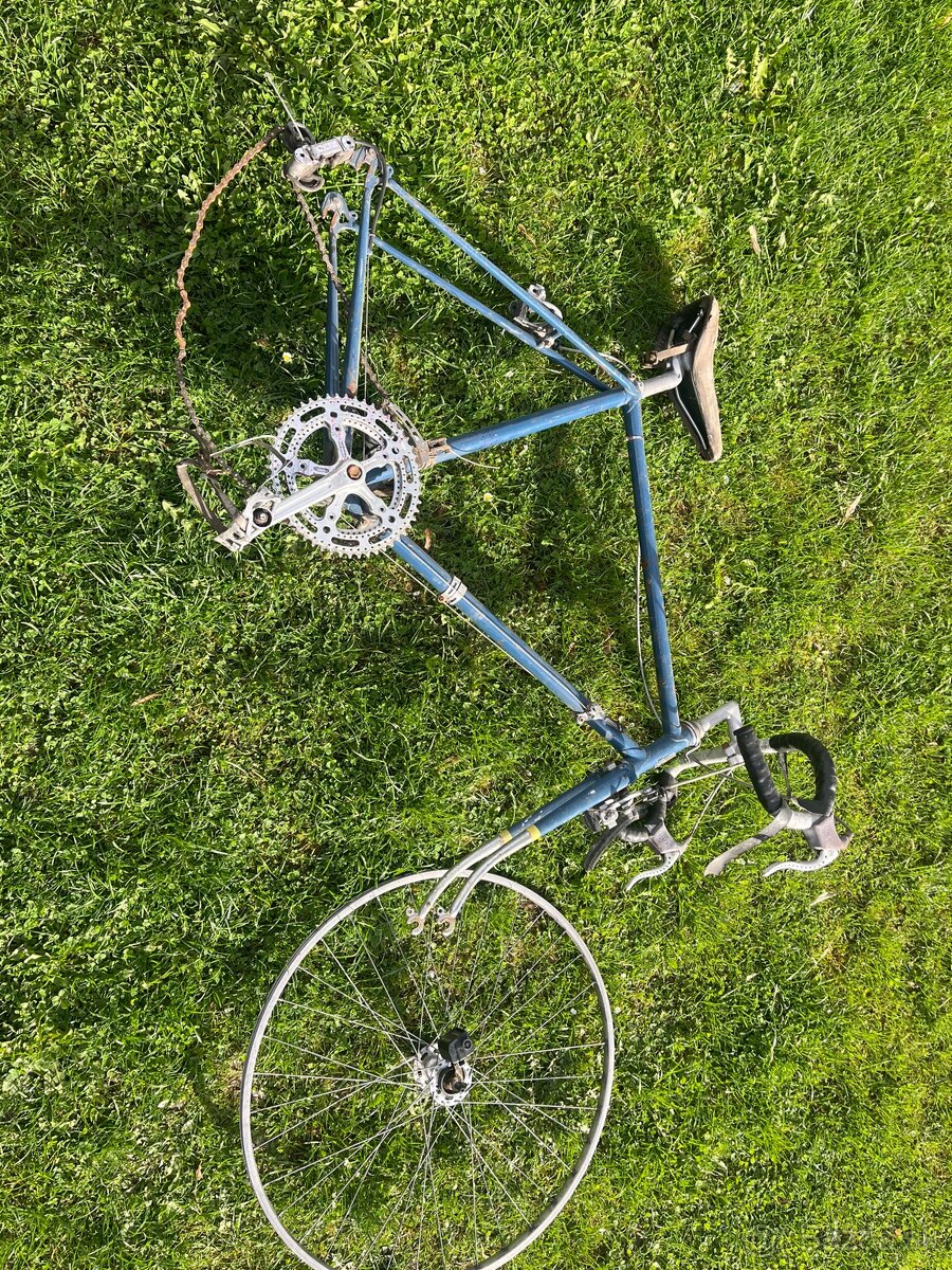 Závodný bicykel peugeot s odznakom